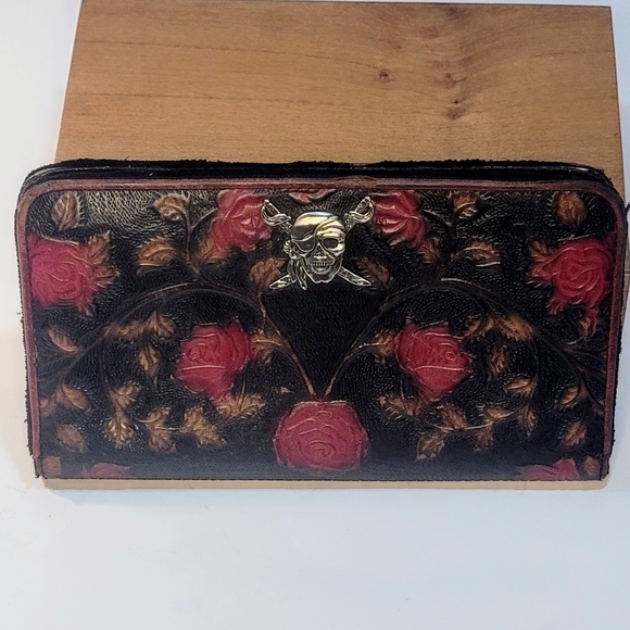 ISABELLA FIORE Vintage Embossed Leather Wallet With Silver Pirate Skull Accennts - Picture 2 of 15